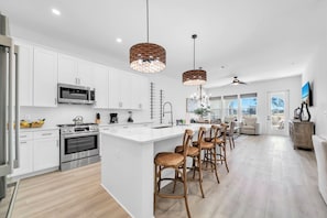 Kjøleskap, mikrobølgeovn, ovn og kokeplater