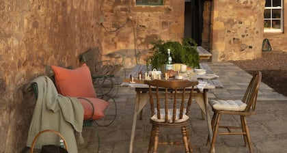 NEW LADYKIRK FARMHOUSE - Four bedroom, dog friendly country farmhouse near the River Tweed sleeping