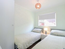 2 dormitorios, decoración individual, mobiliario individual