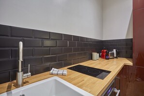 Kjøleskap, mikrobølgeovn, kokeplater og kaffetrakter/tekoker