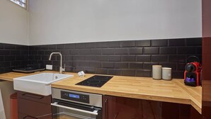 コーヒー / ティーメーカー、冷蔵庫、電子レンジ、コンロ