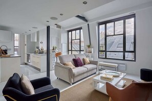 Unclassified image, 4 of 18, button