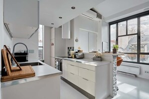 Unclassified image, 3 of 18, button