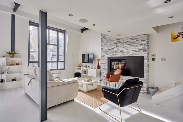 Unclassified image, 1 of 18, button