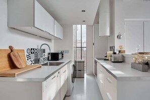 Fridge, oven, stovetop, dishwasher