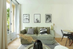 Unclassified image, 5 of 16, button