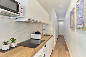 Refrigerador, microondas, placa de cocina, lavavajillas