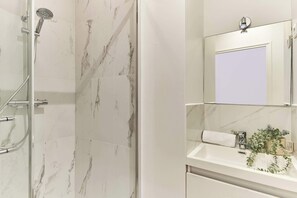 Dusche, Haartrockner, Handtücher, Shampoo