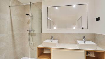 Douche, sĂšche-cheveux