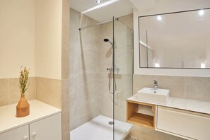 Douche, séchoir à cheveux