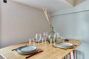 Dining - Charming Studio Center of Paris with AC (Paris)