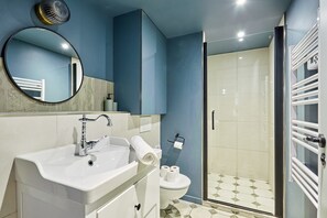 Shower, hair dryer, towels