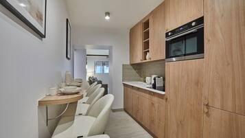 Een koelkast, een microgolfoven, een kookplaat