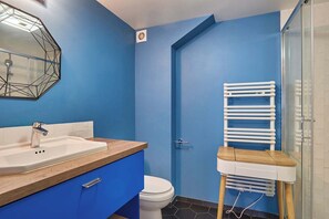 Shower, hair dryer, shampoo