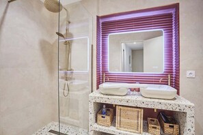 Douche, sèche-cheveux, shampoing