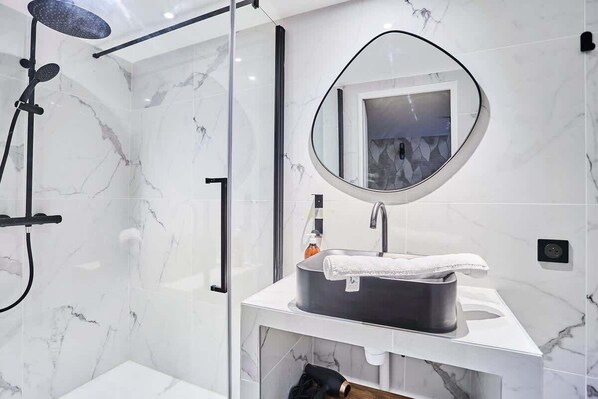 Regadera, secadora de cabello, shampoo 