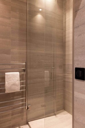 Dusche, Haartrockner, Shampoo