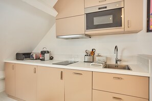 Fridge, microwave, stovetop, coffee/tea maker