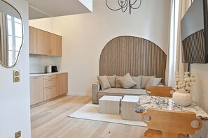 Unclassified image, 4 of 24, button