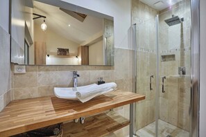 Shower, hair dryer, towels