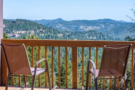 Property grounds. 5 Bedroom Whole Home with Mountain Views