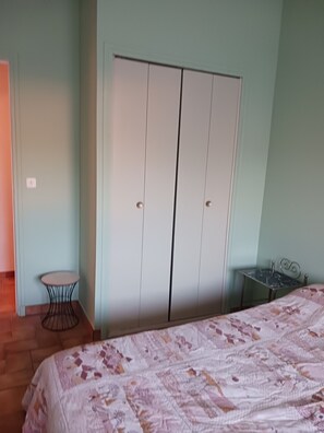 1 bedroom, in-room safe, iron/ironing board, bed sheets