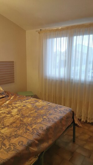 1 bedroom, in-room safe, iron/ironing board, bed sheets