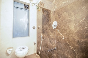 Ducha, secador de pelo y toallas