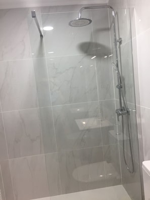 Dusche, Haartrockner, Handtücher, Seife