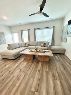 TV - Charming Townhouse luxury - Brand New & Great Location (Huntsville)