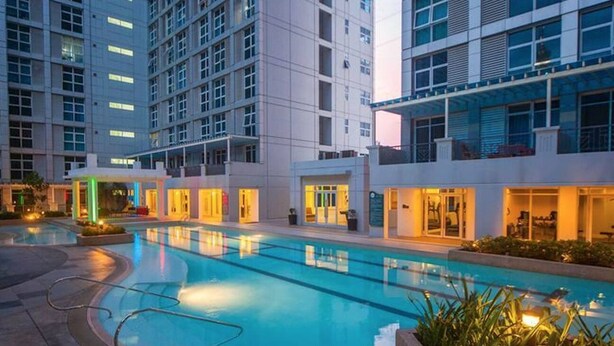 A hotel with a swimming pool, multiple floors, and balconies. - Free Wifi and Netflix | The Linear Makati CRQ-1 (Makati)