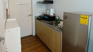 A compact kitchen with a refrigerator, a microwave, and a sink. - Free Wifi and Netflix | The Linear Makati CRQ-1 (Makati)
