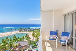 Property grounds - Stunning Ocean & Fireworks Lagoon View From Condo at Ilikai w/Full Kitchen (Honolulu)