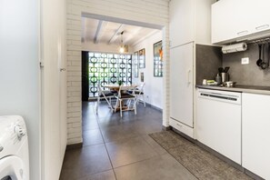 Microwave, oven, stovetop, dishwasher - Dream Relax House – The Getaway (Tresa)