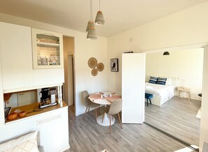 Dining - Top Floor Bright Helsinki City Apartment - High Ceilings, Wi-Fi & 24h Shop (Helsinki)