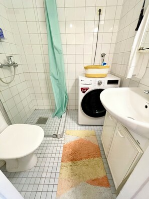 Hair dryer, towels, soap, shampoo - Top Floor Bright Helsinki City Apartment - High Ceilings, Wi-Fi & 24h Shop (Helsinki)