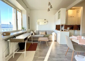 Smart TV - Top Floor Bright Helsinki City Apartment - High Ceilings, Wi-Fi & 24h Shop (Helsinki)