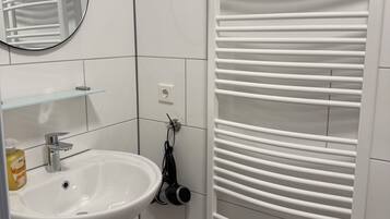 Dusche, Haartrockner, HandtĂŒcher, Seife