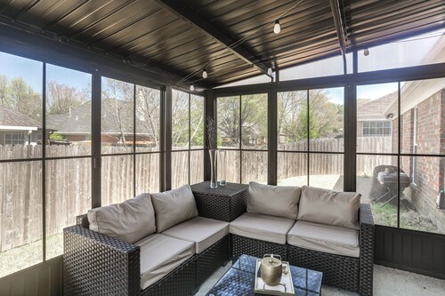 2 Mi to Shelby Farms: Charming Family Home w/ Yard