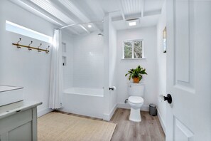 Hair dryer, towels - Good Day Treehouse I Hot tub, stargazing (Wimberley)
