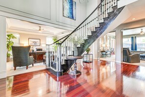 House (5 Bedrooms) | Interior
