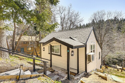 Tiny Home w/ Deck & Mtn Views in Lake Arrowhead!