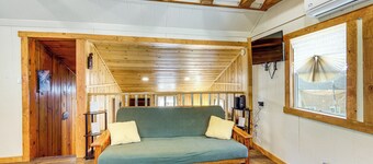 Tiny Home w/ Deck & Mtn Views in Lake Arrowhead!