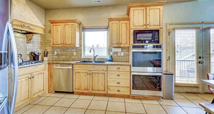 Hot Tub & Mtn-view Deck: Townhome in Eden