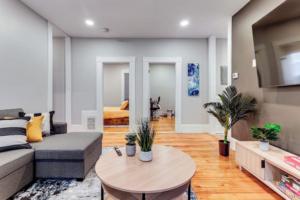 1 Mi to Dtwn: Pet-friendly Providence Apt w/ Yard - Barrington, RI