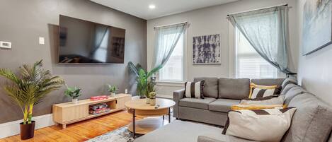 Apartment (3 Bedrooms) | Living area