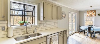 9 Mi to Fairplay Beach: Mountain-view Getaway!