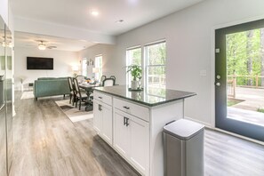 House (5 Bedrooms) | Interior