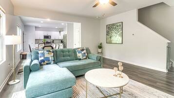 House (5 Bedrooms) | Interior