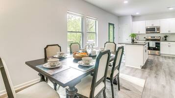 House (5 Bedrooms) | Interior